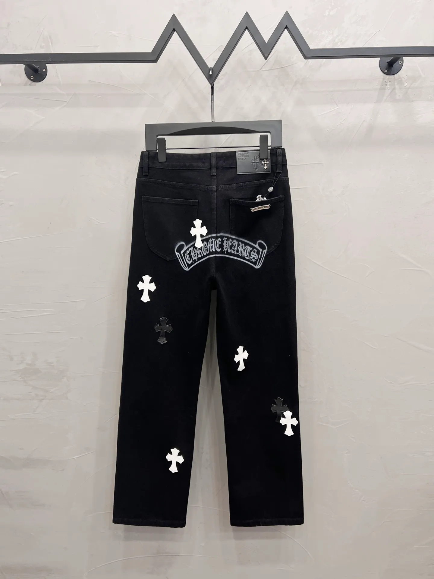 P240 Style number: [M1800] Chrome hearts & Chrome hearts 25ss black and white leather cross patch jeans CH Chrome hearts double knee cross patch leather bo1 version straight work pants B136 Chrome hearts Sanskrit overalls Price 24W level, patched cross flower embellishment, high waist washed jeans! ! Absolutely high-end luxury products, 1.9W level god-level single products, super popular products, made by top heavy industry, not to be missed. About Zangyin, this is an extremely luxurious fashion brand, which can also be called the nobles of the high street. It has always been an exclusive brand of some hipsters or rich second generation. Compared with ordinary high streets, it is more luxurious and noble. Compared with luxury brands, it has a more fashionable personality and has always been a brand that I have a special liking for. Imported yarn is custom-woven into a high-density twill canvas. While ensuring a crisp silhouette, the fabric feels very delicate. It follows the B01 classic silhouette. The upper body is crisp and stylish. The ready-made garments are stone-ground and fermented and can be matched with any style. Buttons and zinc-drawn washables are genuine YKK retro metal products. Double-layered canvas on the front. Perfect details. All hardware is perfect. Size: 28-30-32-34-36 Color: Black